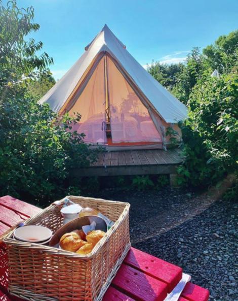 Hôtel The Holford Arms Chalets And Glamping à Didmarton Extérieur photo