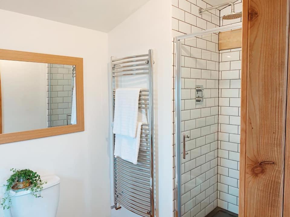 Hôtel The Holford Arms Chalets And Glamping à Didmarton Extérieur photo