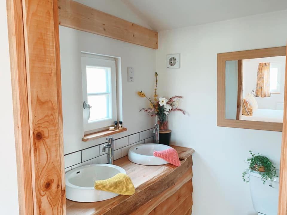Hôtel The Holford Arms Chalets And Glamping à Didmarton Extérieur photo