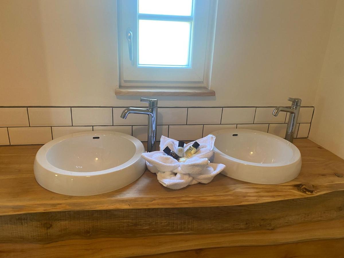 Hôtel The Holford Arms Chalets And Glamping à Didmarton Extérieur photo