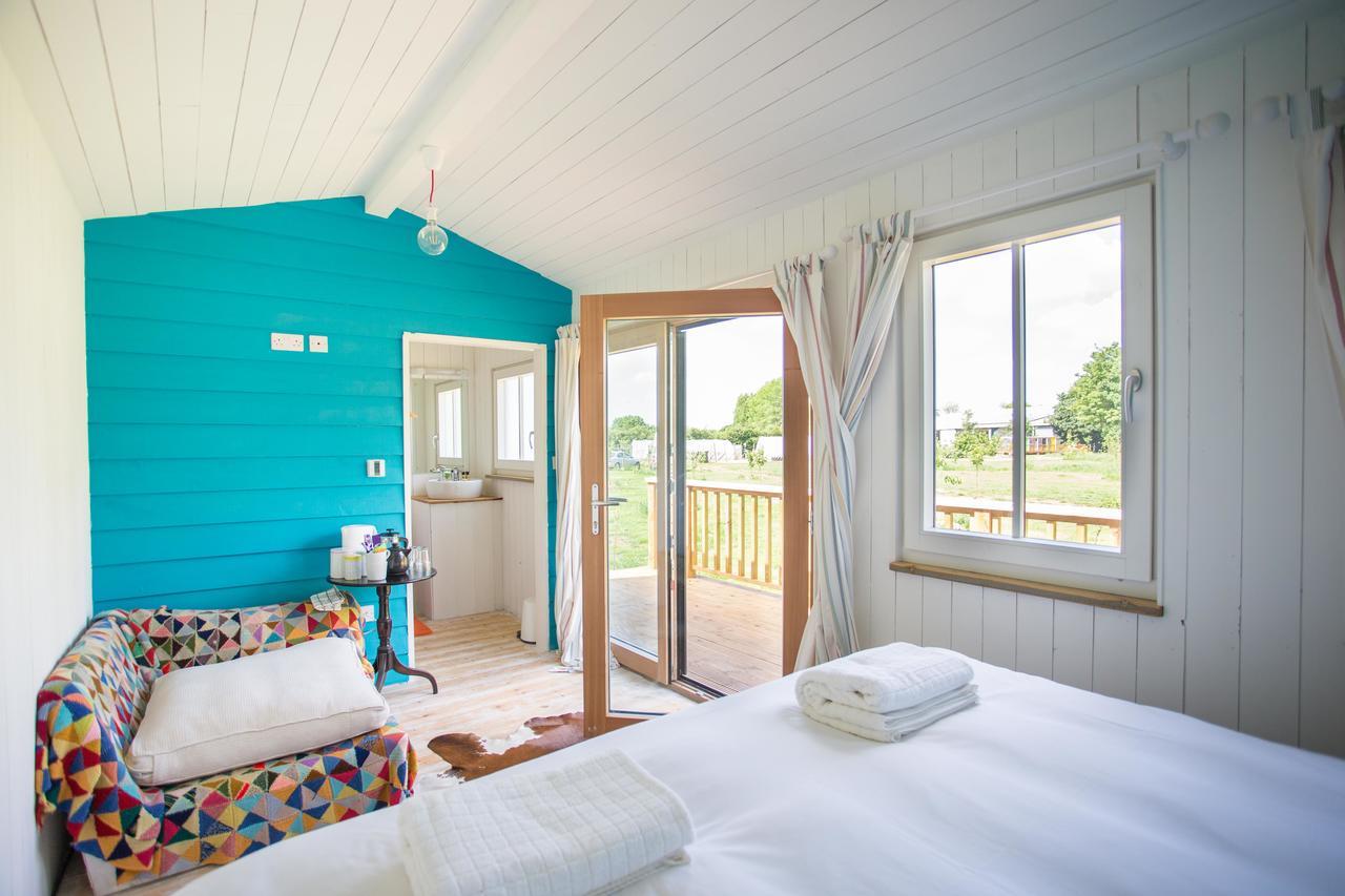 Hôtel The Holford Arms Chalets And Glamping à Didmarton Extérieur photo