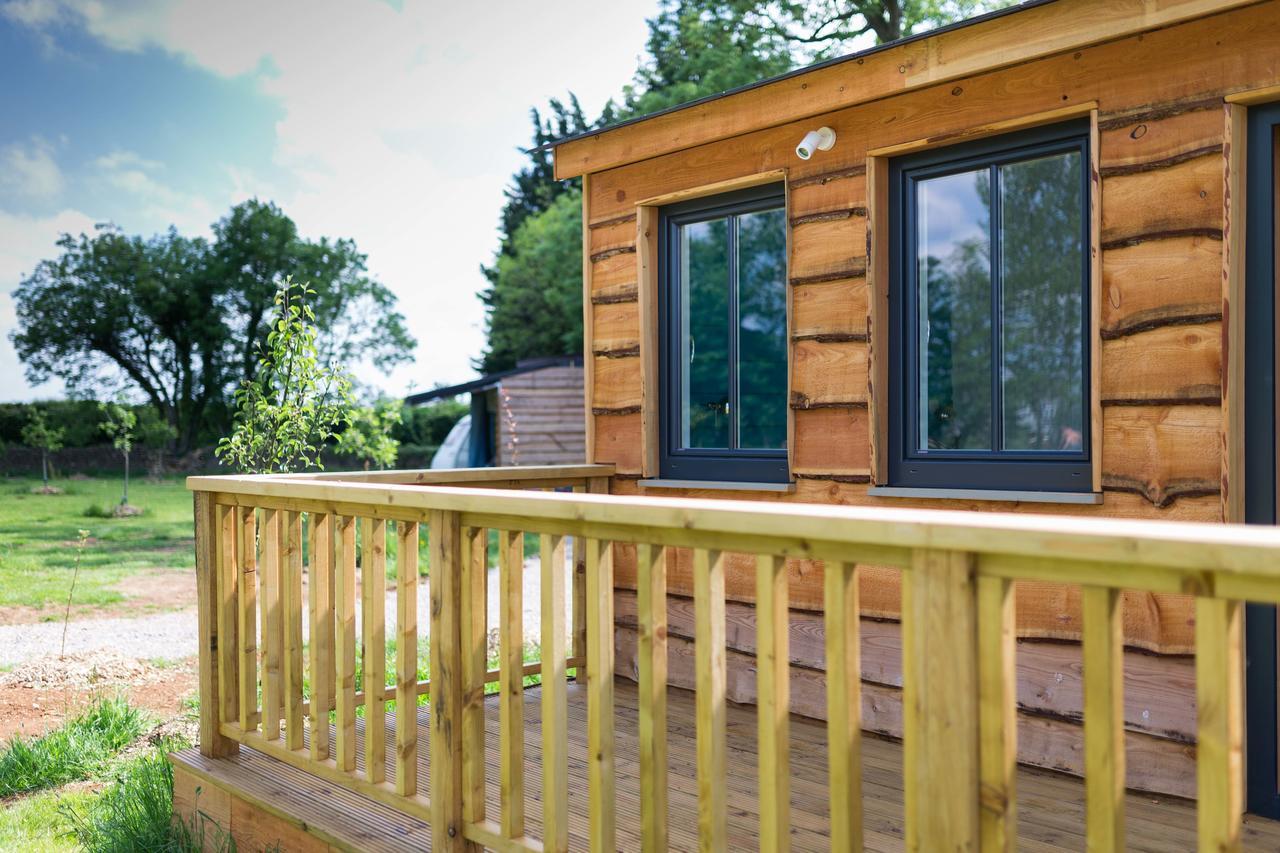 Hôtel The Holford Arms Chalets And Glamping à Didmarton Extérieur photo